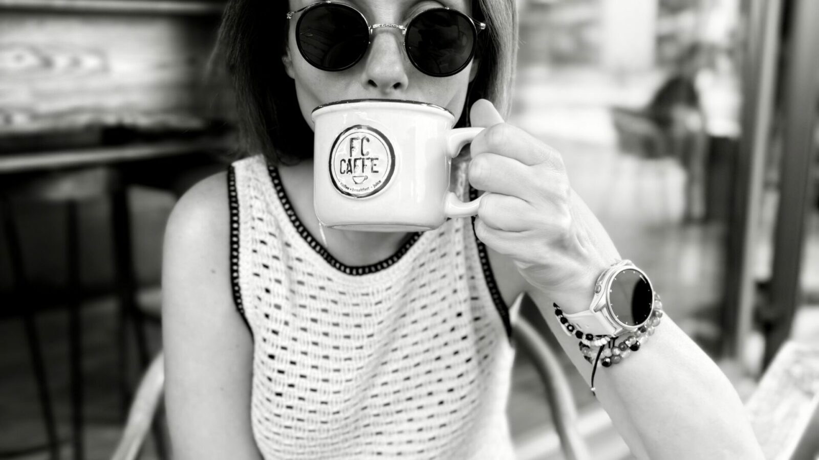 „Wspomnienia są jak stare fotografie – lekko wyblakłe, ale wciąż trzymają w sobie całe ciepło tamtych chwil”