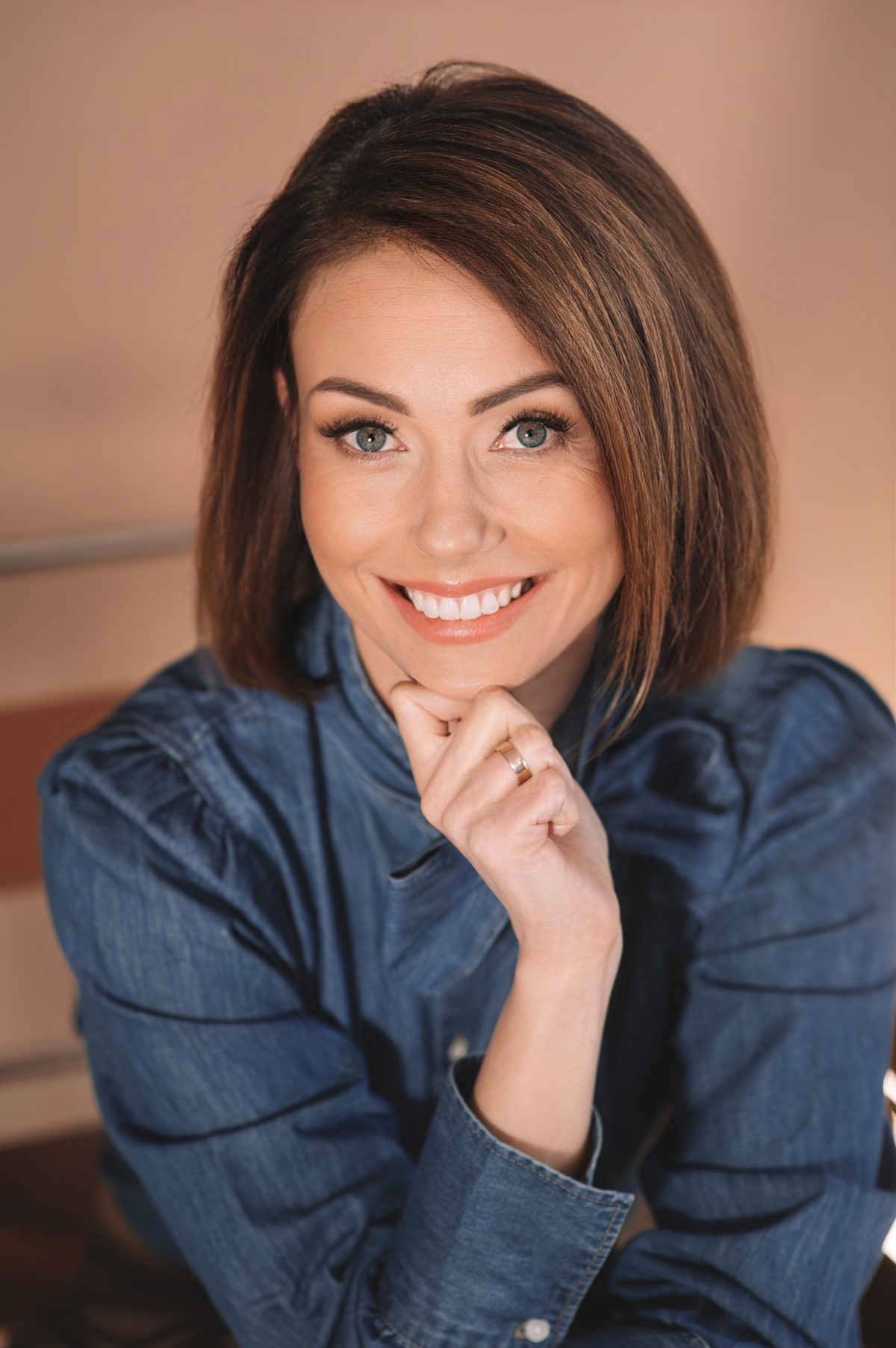 Justyna Nowacka podczas pracy z klientem